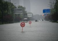 郑州市民朋友们，暴雨期间请注意留意警示标志牌！