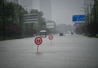 郑州市民朋友们，暴雨期间请注意留意警示标志牌！